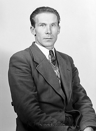 Herman Månsson Fröåsa
raja
Man klädd i skjorta slips och kavaj

Hermans bror hette Olle. Se bild Falk6698. (Föregående bild.)
mayca

Nyckelord: Månsson Fröåsa
