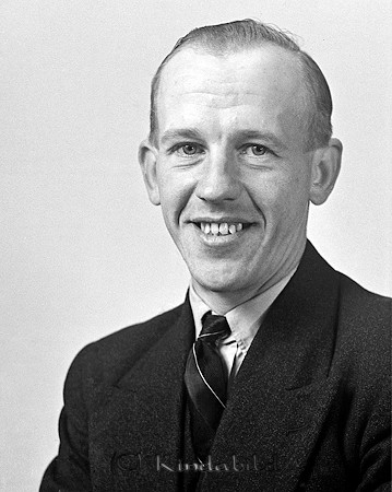 Josef Axelsson Svalsjö
raja
Man klädd i skjorta slips och kavaj

raja
Josef Axelsson född 1908 i Norra Vi.
1970 bodde han i Nedre Brostugan under Torp. Ogift, dog 1985 i Brostugan.
Källa: Folkräkning 1970
Källa: Gerd Pettersson

Nyckelord: Axelsson Svalsjö