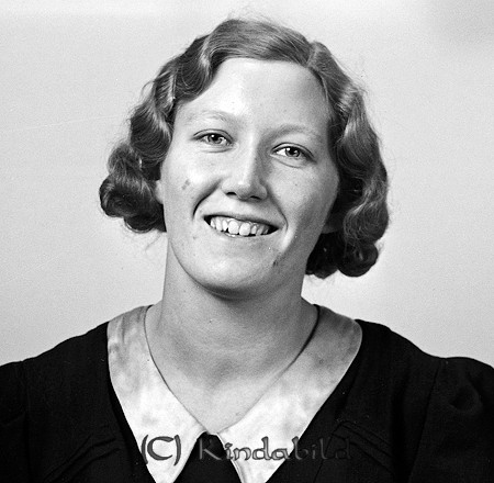 Elsa Alexandersson Bränna Björkhult
raja
Kvinna klädd i mörk klänning med ljus krage   

raja
Elsa Alexandersson född 1920, dotter till Edvard Alexandersson född 1872 och Hildur Karolina född Svensson 1883.
 Elsa var gift med Sven Karlsson Linköping.
 Syskon till Elsa med familjer
 Beda född 1908 gift med Ko0nrad Larsson, dotter Elisabet
 Erik född 1910 gift med Inez, döttrar Agneta och Karin
 Henrik född 1911 gift med Lisa, dotter Gunnel
 Karin född 1913. gift med Axel Samuelsson, barn, Torsten och Hans
 Signe född 1916, gift med Erik Pettersson, barn Margareta och Birgvit
 Ragnar född 1918, gift med Anna-Lisa
 Elsa född 1920
 Robert född 1921, gift med Astrid, barn Alf och Inger
 Anna-Lisa född 1926, gift med Per Roger, barn Anne-Marie och Eva
 Elly född 1928, gift med Karl-Ivar Jonsson
 Källa: Margareta Pettersson Bränna Horn 
Nyckelord: Alexandersson Björkhult