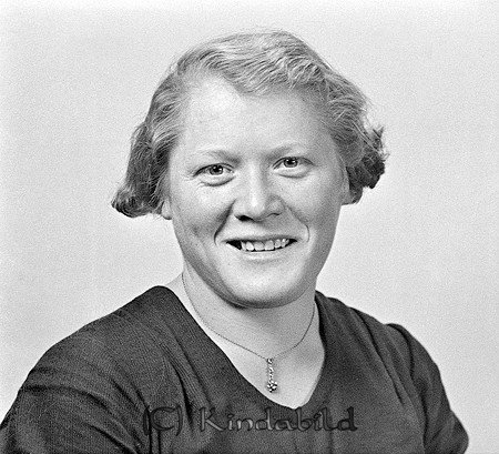 Margit Grip Bygdämne Tidersrum
raja
Kvinna klädd i mörk klänning  

Nyckelord: Grip Tidersrum