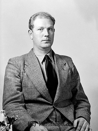 Fritz Nilsson Björke Hycklinge
raja
Man klädd i skjorta slips och kavaj

Fritz var gift med Erna och deras dottern heter Els-Marie. Fritz jobbade bla som jordbrukare o bergsprängare och Erna drev Idealcafét i Hycklinge.

raja
Fritz David Nilsson, född 1910, son till Anders Albert Nilsson och Matilda Josefina Petersdotter född 1875, gift 1900 och änka 1922.
Fritz Nilsson gifte sig 1960 och dog 1980 i Hagaborg Hycklinge.
Syskon till Fritz:
Karl Alvert Severin född 190, murare
Nils Georg född 1903
Ester Josefina född 1905
Axel född 1907, sågverksarbetare
Källa: Kyrkoarkiv Hycklinge
Källa: Gerd Pettersson

Nyckelord: Nilsson Hycklinge