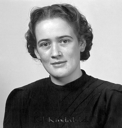 Margit Hahn Dämshult Ulrika
raja
Kvinna klädd i mörk klänning  

raja
Margit Hahn född 1920 i Hahnelund Amundebo.
Gifte sig med Gösta Karlsson född 1922 i Skiestad Gammalkil.
Margit var dotter till spånspingare Hjalmar Hahn
Källa: Familjer och Gårdar i Ulrika 
Källa: Gerd Pettersson


Nyckelord: Hahn Ulrika