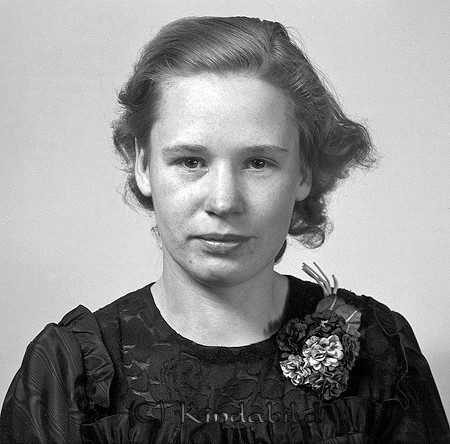 Rut Carlsson Gustavsberg Kisa
raja
Kvinna klädd i mörk klänning  

raja
Rut gift med Axel Elvin, två barn Gunilla o Per.
Per gift med Gerd Pettersson, barn Cecilia o Marcus.
Gunilla gift med Uno Pettersson, barn Ann o Lars Jaktfalk. 
Källa: Studiegruppen Hembygdsgården 

Nyckelord: Carlsson Kisa