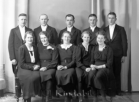 Syskonen Andersson Öknehult Kisa
raja
Syskonskara

raja
Första r.fv.
Gunhild, ?, ?, Karin o Birgit.
Andra r.fv.
?, ?, Gillis, Ragnar o Kurt.
Källa: Studiegruppen Hembygdsgården 

Nyckelord: Andersson Kisa