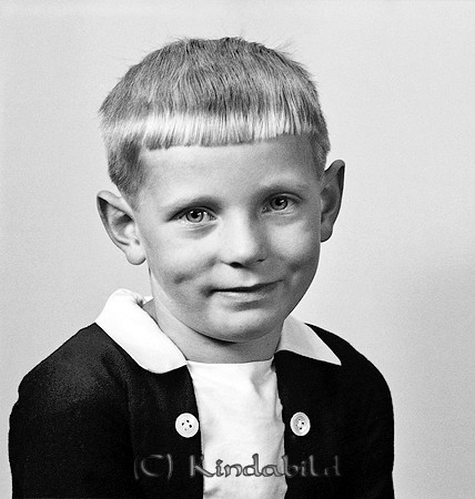 Bertil Björk Kisa
raja
Pojke klädd i skjorta under en mörk jacka

raja
Bertils föräldrar Britta o Herman, syskon Birger, Berit o Bengt.
Källa: Studiegruppen Hembygdsgården 

Nyckelord: Björk Kisa