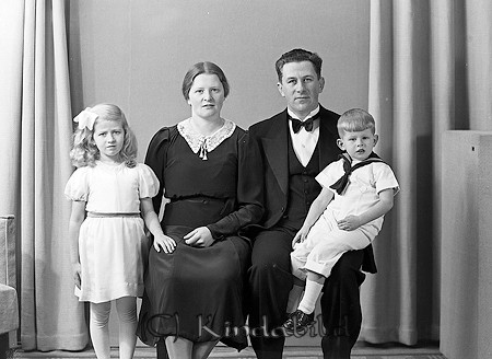 Augustinsson Horn
raja
Far o mor med sina barn

raja
Valfrid född  1903 i Horn och  Dagny född Jakobsson 1909 i Horn. Valfrid Augustinson drev pappershandel o bosättningsaffär i Horn. Barn Gun-Britt född 1932 och  Sören 1935.
Gun-Britt gift med Bo Monell, barn Peter, Tomas Anna-Lena o Eva-Lena.
Sören gift med Inger, barn Sofie o Susanne.
Källa: Studiegruppen Hembygdsgården 

Nyckelord: Augustinsson Hornraja