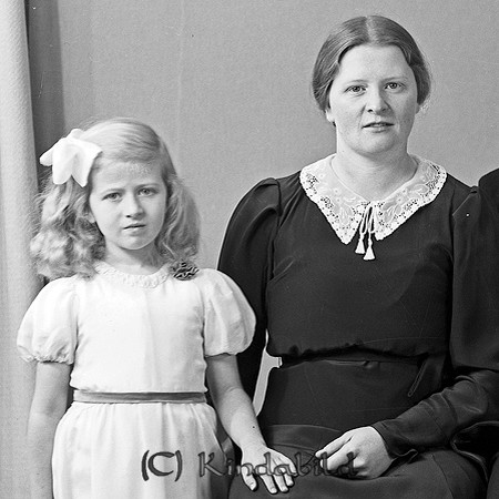 Augustinsson Horn
raja
Mor och dotter

raja
Fru Dagny Augustinson med dottern Gunbritt. 
Källa: Studiegruppen hembygdsgården

Nyckelord: Augustinsson Horn