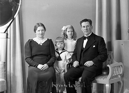 Augustinsson Horn
raja
Far o mor med sina barn

Nyckelord: Augustinsson Horn