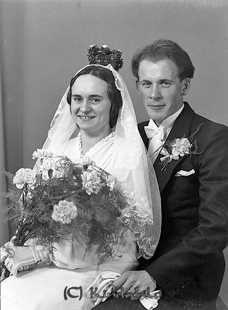 Rudolf Fors Gröndalen Horn
raja
Brudpar

raja
Rudolf Forss född 1915 i Horn och Vera född Larsson 1919 i Horn.
Barn:
Sven Rudolf Lennart född 1940 i Nybro
Siv Anita Elisabet född 1941 i Nybro Hon gifte sig med Per Olof Ingemar Uppman från Linköping. 1990 bodde hon i Vimmerby ensam med två barn
1950 står Rudolf Forss skriven som köpman i Horn.
Källa: Folkräkning 1950 
Källa: Gerd Pettersson


Nyckelord: Fors Horn