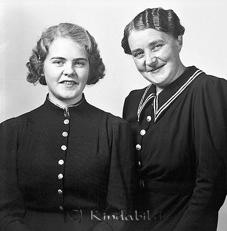 Edit och Lilly Carlsson Harg
raja
 Två kvinnor klädda i klänningar

 raja
 Edit Carlsson maka till maskinist Karl Isidor Carlsson
 dotter Lilly född 1921 i Kisa
 Källa: Gerd Pettersson 
Nyckelord: Carlsson Harg