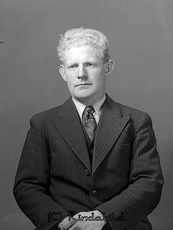 Einar Johansson Kisa
raja
Man klädd i skjorta slips och kavaj

Nyckelord: Johansson Kisa