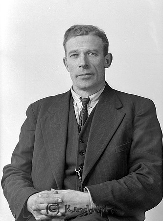 Hugo Gustavsson Ulrika
raja
Man klädd i skjorta slips och kavaj

raja
Hugo Gustafsson född 1899 i Kisa, son till torparen Johan Gustafsson och Hedda Albertina Brolén från Gigelnäset Mjölsefall.
Källa: Kyrkoarkiv Kisa 
Källa: Gerd Pettersson


Nyckelord: Gustavsson Ulrika