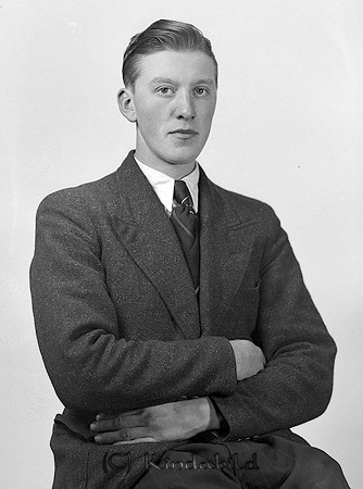 Gösta Brusell Björkhult
raja
Man klädd i skjorta slips och kavaj

raja
Gösta Bruzell född 1918 i Tidersrum. Han var son till Axel Gottfrid Bruzell och Emma Kristina Pettersson från Ennexbo.
Syskon till Gösta
Axel Martin Einar född 1903
Lilly Valborg Eufemia född 1907
Josef Henry född 1914
Folke Ingemar född 1921
Kurt Rune Torgny född 1925.
Gösta Bruzell gifte sig med Lilly född 1925 i Norra Vi.
1970 bodde i Målerås i Småland.
Källa: Folkräkning 1970 och 1930 
Källa: Gerd Pettersson


Nyckelord: Brusell Björkhult