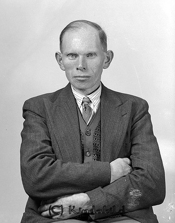 Konstantin Johansson Lockarp Tidersrum
raja
Man klädd i skjorta slips och kavaj

raja
Axel Konstantin Johansson född 1895 i Norra Vi. Levde ogift.
Hade en bror Konrad.
Konstantin dog 1973 i Lockarp,
Källa: Sv dödbok
Källa: Gerd Pettersson

Nyckelord: Johansson Lockarp