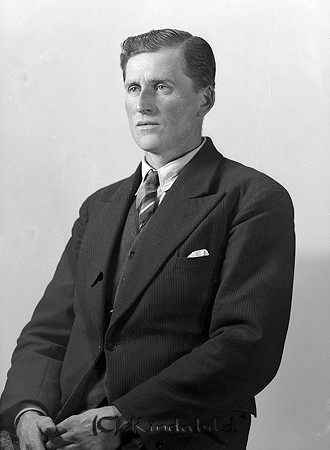 Victor Lönn Ekhhult Hycklinge
raja
Man klädd i skjorta slips och kavaj

raja
Vägarbetare Viktor Gustaf Lönn född 1898, gift 1925 med Gertrud Maria Jonsson född 1903 i Stockholm
Barn: Tore Harald och Maj-Britt.
Källa: Folkräkning 1930 
Källa: Gerd Pettersson

Nyckelord: Lönn Hycklinge