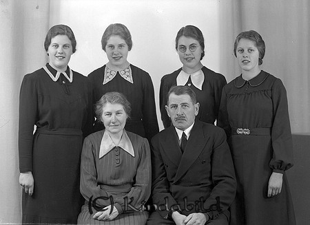 Axel Wallenberg Kisa
raja
Fem kvinnor o en man

raja
Axel Sigfrid Wallenberg född 1883 i Tjärstad och Sigrid Helena Augusta född Nilsson 1889 i Hägerstad med sina döttrar.
 Fr v Henny Sigrid Dorotea född 1916 i Kisa
 Svea Margareta född 1923 i Säby
Birgit Anna Viktoria född 1918 i Kisa
Doris Eva Maria  född 1924 i Säby.
 Källa: Studiegruppen hembygdsgården  och Folkräkning 1930
Nyckelord: Wallenberg Kisa