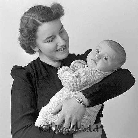 Fru Fransén Stjärnevik Oppeby
raja
En mor med sitt lilla barn  

raja
Märta Holm född 1907 i Kättilstad, dotter till Arvid och Alma Holm, gift med Martin Franzén född 1907.
 1940 bodde de i Djursdala.
 Barnet heter Sören
 Källa: Studiegruppen hembygdsgården 
Nyckelord: Fransén Oppeby