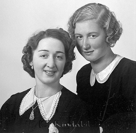 Systrarna Eriksson Brokullen Kisa
raja
Kvinnor klädda i mörka klänningar

raja
Fr vänster Anna-Stina och Eva Eriksson.
 Deras syskon hette Greta, Elsa, Gustav och Erik.
 Familjen bodde i Brokullen "Krabbriket".
 Källa: Studiegruppen hembygdsgården 

Nyckelord: Eriksson Kisa