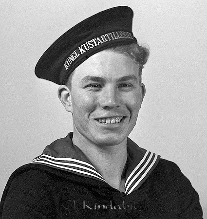V.p.l. 4113/5 Andersson KAS 2:x Karlskrona
raja
Man klädd i sjömanskostym
Nyckelord: Andersson Karlskrona
