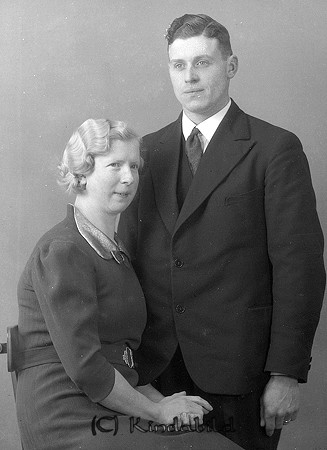 Artur Svensson Åshorva Horn
raja
 Man o kvinna han klädd i skjorta slips och kavaj hon i klänning

raja
Artur Svensson 1911-1945 med hustru Anna Astrid 1908-1941 
Källa: Studiegruppen Horn
Nyckelord: Svensson Horn
