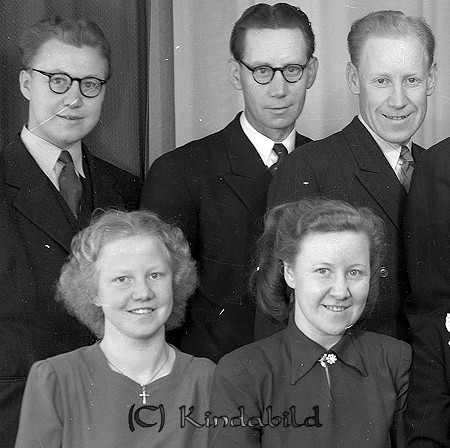 Familjen Pettersson Gölängen Tidersrum
raja
Släktträff 

Familjen antog namnet Tollemark

raja
Främre raden fr vänster
 Lilly född 1927
 Karin född 1921
 Rad nr 2 fr vänster 
 Gösta född 1923
 Artur född 1911
 John född 1916
 Källa: Studiegruppen hembygdsgården 
Nyckelord: Pettersson Tidersrum