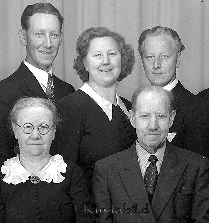 Familjen Pettersson Gölängen Tidersrum
raja
Släktträff 

Familjen antog namnet Tollemark

raja
Föräldrarna Hilma född Svan 1882 och August Pettersson född 1882 på främre raden. De vigdes 1905,
 Rad 2 fr vänster
 Karl född 1914
 Hildur född 1909
 Elvert född 1925 tvilling
 Källa: Studiegruppen hembygdsgården 
Nyckelord: Pettersson Tidersrum