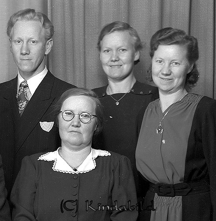 Familjen Pettersson Gölängen Tidersrum
raja
Släktträff 

Familjen antog namnet Tollemark

raja
Lydia född 1905
 Fr vänster Evert född 1925
 Gunhild född 1919
 Edit född 1907
 Källa: Studiegruppen hembygdsgården 
Nyckelord: Pettersson Tidersrum