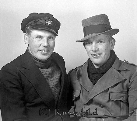 Harald Pettersson o Nils Andersson Boda Hägerstad
raja
Två män klädda i rockar och med hattar på huvudet

Nyckelord: Andersson Hägerstad
