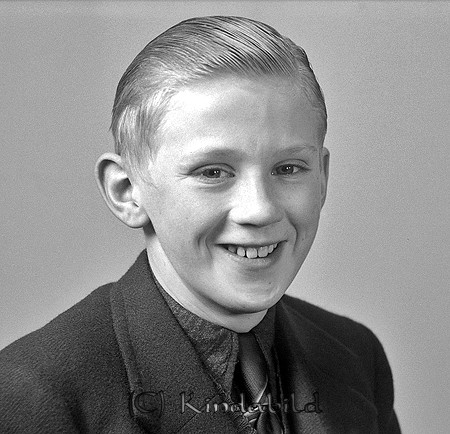 Per-Ove Wennerholm Ulrika
raja
Man klädd i skjorta slips och kavaj

raja
Per-Ove Wennerholm född 1927 i Gusta Kulla Kisa. han var son till Hilmer Wennerholm född 1894 i Värnamo. drev sågverksrörelse i Ulrika, Han ägde flera sågverk och ett tiotal fastigheter i Ulrika, Kisa och Västra Harg.
Sonen Per-Ove var köpman och bodde i Vreta Kloster.
Två systrar Ingrid född 1931 i Lindesfall Ulrika och Lisbet född 1934 i Lindesfall.
Källa: Familjer och Gårdar i Ulrika 
Källa: Gerd Pettersson

Nyckelord: Wennerholm Ulrika