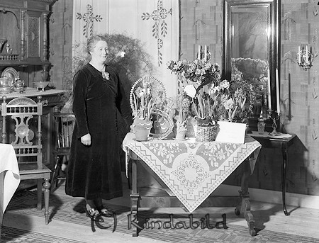 Fru Elsa Nysten Sundsnäs Kisa
raja
Kvinna som firar sin 50-årsdag

raja
Elsa Nysten ,var gift med Mauritz Nysten.
 Elsa var född Birgersson i Bollkind.
 Dottern hette Karin, som gifte sig med Gösta Andersson.
 Elsa Nysten dog 1964.
 Källa: Studiegruppen hembygdsgården
Nyckelord: Nysten Kisa