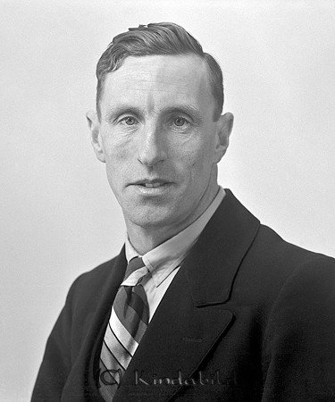 Hjalmar Spets Hägerstad
raja
Man klädd i skjorta slips och kavaj

raja
Hjalmar Spets född 1930 i �?tvid.
1970 bodde han med familj i �?nhult Alphyddan.
Gift med Barbro Emma Kristina född 1931 i �?tvid.
Två döttrar och två söner
Folkräkning 1970
Källa: Gerd Pettersson


Nyckelord: Spets Hägerstad