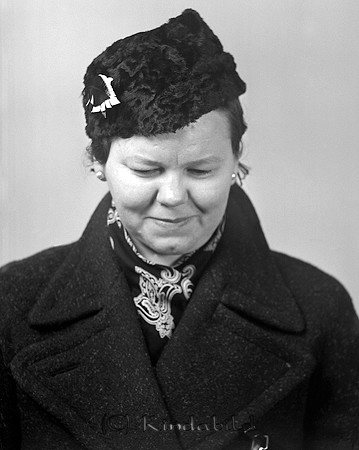 Fru Margit Nilsson Vårdhemmet
raja
Kvinna klädd kappa och med hatt på huvudet

Nyckelord: Nilsson Vårdhemmet