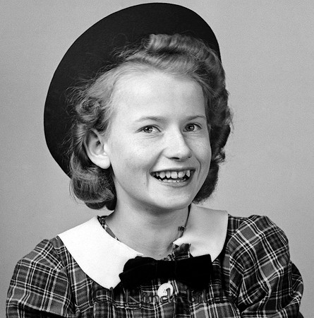 Inga-Britta Larsson Kisa
raja
Kvinna klädd i rutig klänning och hatt på huvudet

raja
Inga-Britta Larsson från Hitthem. Hon gifte sig med Gösta Ljungström. Fick en son som hette Gösta.
 Mannen dog tidigt.
 Källa: Studiegruppen hembygdsgården
Nyckelord: Larsson Kisa