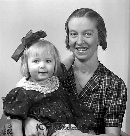Carin o Kerstin Carlsson Kisa
raja
Syskonpar

raja
Carin Karlsson med dottern Kerstin.
 Carin var gift med David Karlsson från Yxsmedshult.
 Kerstins yngre syskon Barbro, Kennet, Marita och Krister.
 Kerstin gifte sig med Arne Zackrisson.
 Källa: Studiegruppen hembygdsgården
Nyckelord: Carlsson Kisa