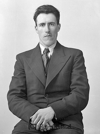 Ragnar Andersson Idebo Malexander
raja
Man klädd i skjorta slips och kavaj

raja
Ragnar Andersson född 1908 i Tidersrum. Han var gift 1934 med Maria Sofia Gustafsson född 1916 i Tidersrum.
Barn; Sune, Sonja och Stig.
1940 flyttade familjen till Vårdnäs.
Källa: Kyrkoarkiv Malexander
Källa: Gerd Pettersson


Nyckelord: Andersson Malexander