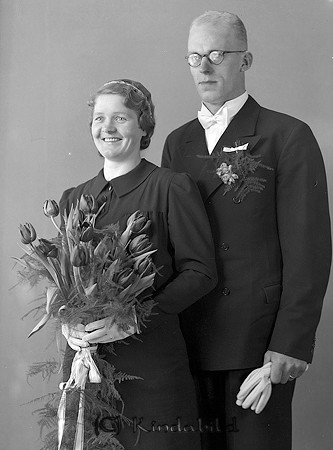David Malmberg Karleby Kisa
raja
Brudpar

raja
David Malmberg och Svea Ingeborg Johansson född 1914 i Ulrka.
David Emanuel Malmberg född 1915 i Västra Eneby, son till Sven August Malmberg och Elin Sofia Månsson.
Barn:
Karl Johan Ragnar född 1906 
Lilly Sofia född 1908
Gunhild Linnéa Lovisa född 1911
Gustaf Albin född 1913
David Emanuel född 1915
Erik Helge född 1918
Anna Elisabet född 1920
Signe Maria född 1923.
Källa: Västra Eneby kyrkoarkiv och vigselbok Kisa 
Källa: Gerd Pettersson


Nyckelord: Malmberg Kisa