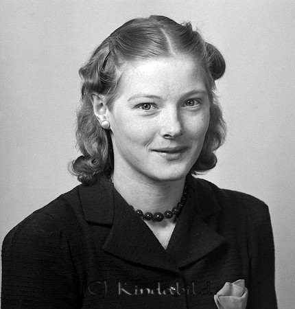 Greta Johansson Ålderdomshemmet Västra Eneby
raja
Kvinna klädd i mörk klänning   

Nyckelord: Johansson Västra Eneby