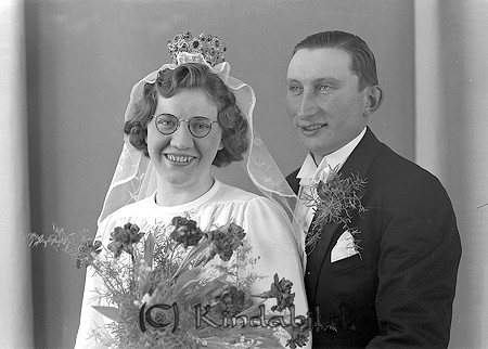 Alvar Gustavsson Råstorp Kisa 
raja
Brudpar

raja
Alice Larsson från Råstorp och Alvar Gustavsson.
 De fick en dotter Ingrid.
 Källa: Studiegruppen hembygdsgården
Nyckelord: Gustavsson Kisa