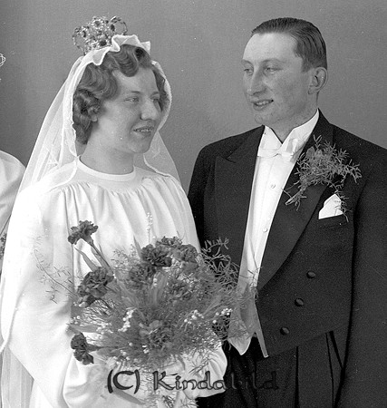 Alvar Gustavsson Råstorp Kisa 
raja
Brudpar

raja
Arrendatorn i Norra Råstorp Kisa Alvar Gustavsson född 1911 i Vårdsnäs och Alice Margareta född Larsson 1914.
Hon var syster till Egon Larsson Råstorp.
De fick en dotter Ingrid Linnéa Margareta född 1943.
Familjen flyttade till Skälhamra Tjärstad 1944.
Källa: Kyrkoarkiv Kisa 
Källa: Gerd Pettersson

Nyckelord: Gustavsson Kisa