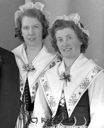 Alvar Gustavsson Råstorp Kisa 
raja
Bröllopsvittnen

raja
Fr vänster Astrid Olander och Alva gift Hahne.
 Källa: Studiegruppen hembygdsgården 
Nyckelord: Gustavsson Kisa