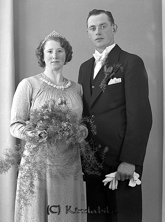 Martin Hallberg Kisa
raja
Brudpar

raja
Pappersbruksarbetare Martin Hallberg, Sjöberga född 1914 och Agda Viola Flod Vallhaga Kisa född 1912.
 De fick barnen: Bo-Inge, Bernt, Berit, Kerstin och Bo-Göran
 Källa: Studiegruppen hembygdsgården
Nyckelord: Hallberg Kisa
