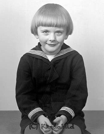 Karl-Göran Nilsson Kisa
raja
Barn som är klädd i sjömanskostym

raja
Karl-Göran Nilsson, son till Kalle och Karin Nilsson Kullen, Kisa.
 Han var mycket duktig idrottsman hade skolrekord i höjd- och längdhopp.
 Han gifte sig med Karin Gustavsson, dotter till järhandlare Martin och Dala Gustavsson.
 Han utbildade sig till läkare.
 Källa: Studiegruppen hembygdsgården
Nyckelord: Nilsson Kisa