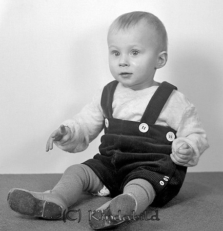 Sivert Arnshav Kisa
raja
Pojke klädd i kortbyxor med hängslen 

raja
Sivert Arnshav född 1939 i Kisa. Son till trafikbilägare Karl Edvin Arnshav och hans hustru Lilly född Jakobsson.
1970 bor Sivert i Stockholm
Han gifte sig i Stockholm och fick två döttrar.
Källa: Kyrkoarkiv Kisa och Folkräkning 1970. 
Källa: Gerd Pettersson

Nyckelord: Arnshav Kisa