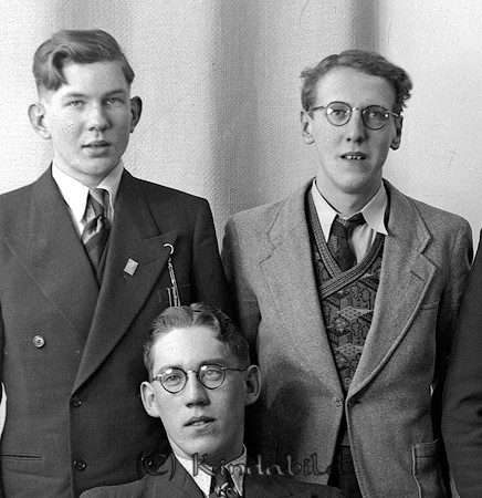 Olle Gustavsson Hulebo Björkfors
raja
Män klädda i skjorta slips och kavaj

raja
Stående fr vänster Bengt Alm och Leander 
Källa: Gerd Pettersson

Nyckelord: Gustavsson Björkfors