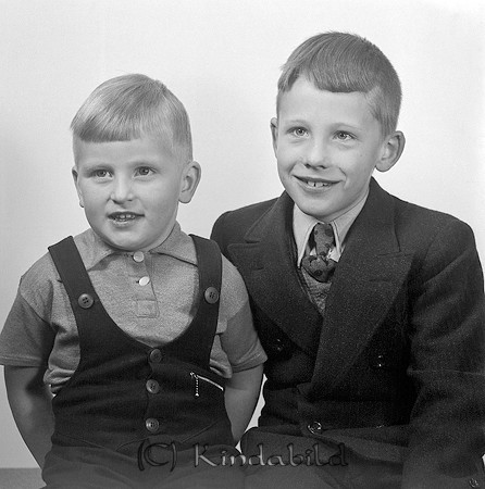 Sune o Sören Lundh Kisa
raja
Syskonpar

raja
Till vänster Sören Lund född 1935 och till höger Sune.
 De var söner till Edvin Lund och bodde intill biografen Hjorten i Kisa.
 Källa: Studiegruppen hembygdsgården
Nyckelord: Lundh Kisa