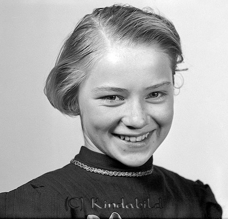 Irma Svensson Kisa
raja
Kvinna klädd i mörk klänning   

raja
Irma Svensson gifte sig med Wille Johansson, Han "fläckte" biljetter på biografen Hjorten.
 Källa: Studiegruppen hembygdsgården
Nyckelord: Svensson Kisa