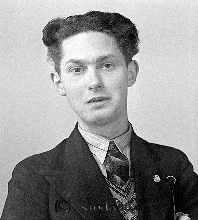 Göte Andersson Drögsnäs Slätmon
raja
Man klädd i skjorta slips och kavaj

raja
Göte Andersson född 1920 i Kisa. Han var son till Anders Johan Andersson och Hilda Emilia Viktoria Nilsson född 1885 i Hägerstad.
Syskon;
Johan Holger född 1909
Vera Maria Alfhild född 1912
Anders Harald Tore född 1916
Nils Erik Hilding född 1919
Sigrid Viktoria Rigmor född 1921 i Tjärstad
De andra i Västra Eneby förutom Göte född i Kisa.
Källa: Kyrkoarkiv Västra Eneby 
Källa: Gerd Pettersson

Nyckelord: Andersson Slätmon