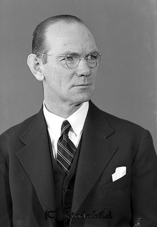 Bernhard Dybern Kisa
raja
Man klädd i skjorta slips och kavaj

Nyckelord: Dybern Kisa
