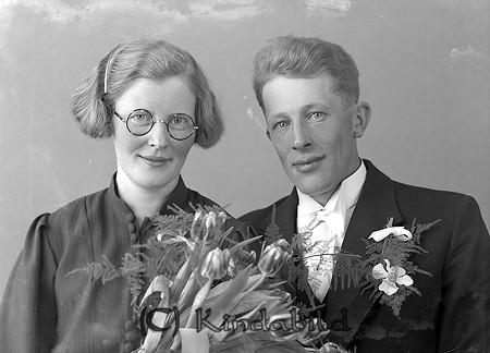 Richard Johansson Läppstad Svalsjö
raja
Brudpar

raja
Richard Johansson från Sommenäs född 1908 och Ellen Margit Linnea Andersson född 1914 från Kvarnen Stora Tidersrum.
 De fick sonen Inge,
 Källa: Studiegruppen hembygdsgården
Nyckelord: Johansson Svalsjö