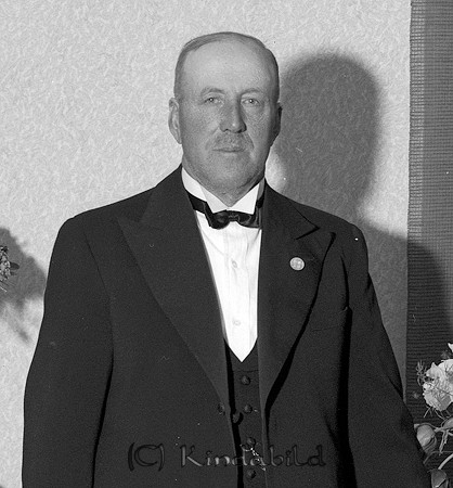 J-A Rydell Kisa
raja
Man som firar sin högtidsdag

raja
Johan August Rydell född 1880 anlade vägar och gator i Kisa.
Han hade Kisa första tipplastbil.
raja
Fr vänster Johan August Jakobsson Rydell född 1880 i Tidersrum gift 1905 med Alma Matilda Andersson född 1879 i Västra Eneby (nr 2 fr vänster)
Alma och Johan Rydell bodde i Rydberg Kisa. Han dog 1960 och hon 1970.
Källa: Sv dödbok
Källa: Gerd Pettersson 
Källa: Gerd Pettersson

Nyckelord: Rydell Kisa